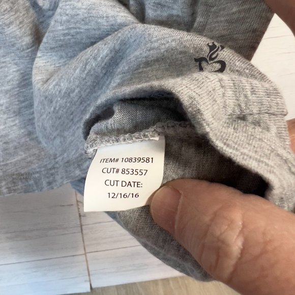 TORRID ACTIVE GRAY "MESSY BUN AND GETTING STUFF DONE" CUT OUT BACK T-SHIRT SZ 1 - Picture 8 of 9